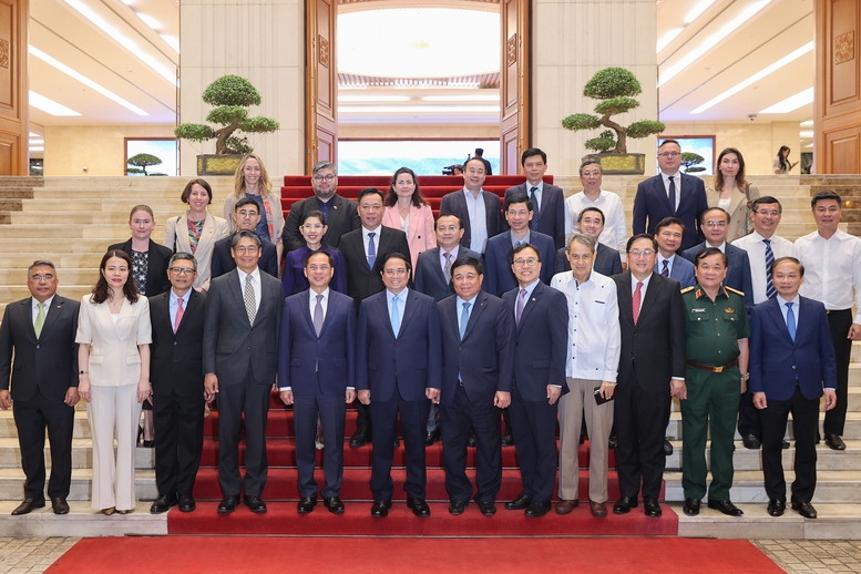 Thủ tướng chụp ảnh lưu niệm cùng các đại biểu - Ảnh: VGP/Nhật Bắc