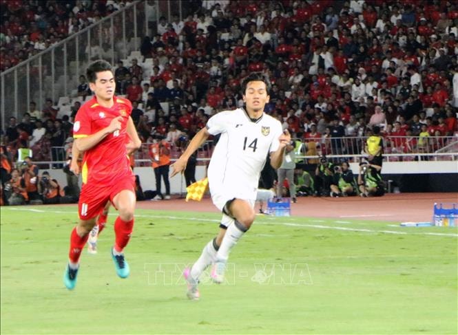  Khuất Văn Khang đua tốc độ với cầu thủ U23 Indonesia. Ảnh: Văn Phong/PV TTXVN tại Indonesia