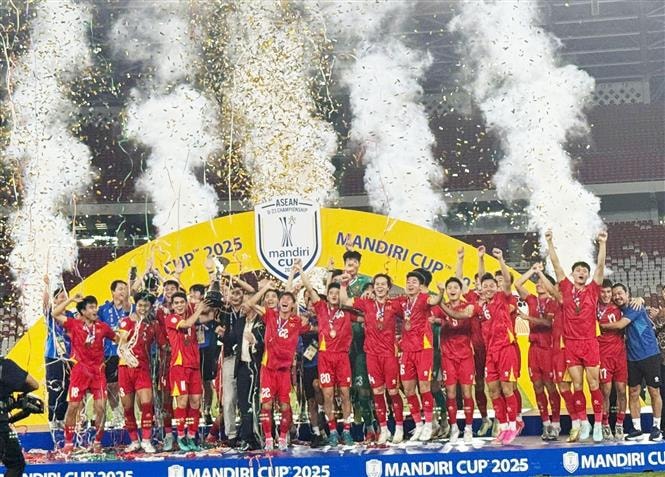  Các cầu thủ U23 Việt Nam hân hoan nâng cao cúp vô địch U23 Đông Nam Á 2025 trên sân Gelora Bung Karno. Ảnh: Văn Phong/PV TTXVN tại Indonesia