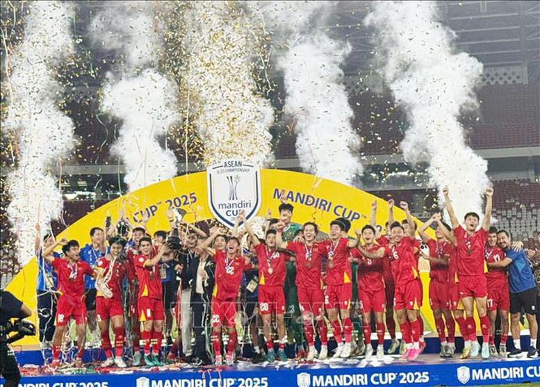  Các cầu thủ U23 Việt Nam hân hoan nâng cao cúp vô địch U23 Đông Nam Á 2025 - Ảnh: TTXVN