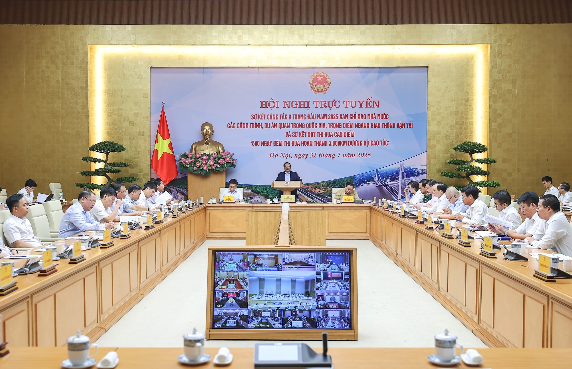  Thủ tướng nhấn mạnh dứt khoát hoàn thành mục tiêu có ít nhất 3.000 km cao tốc vào cuối năm 2025 mà Đại hội Đảng XIII đã đề ra.