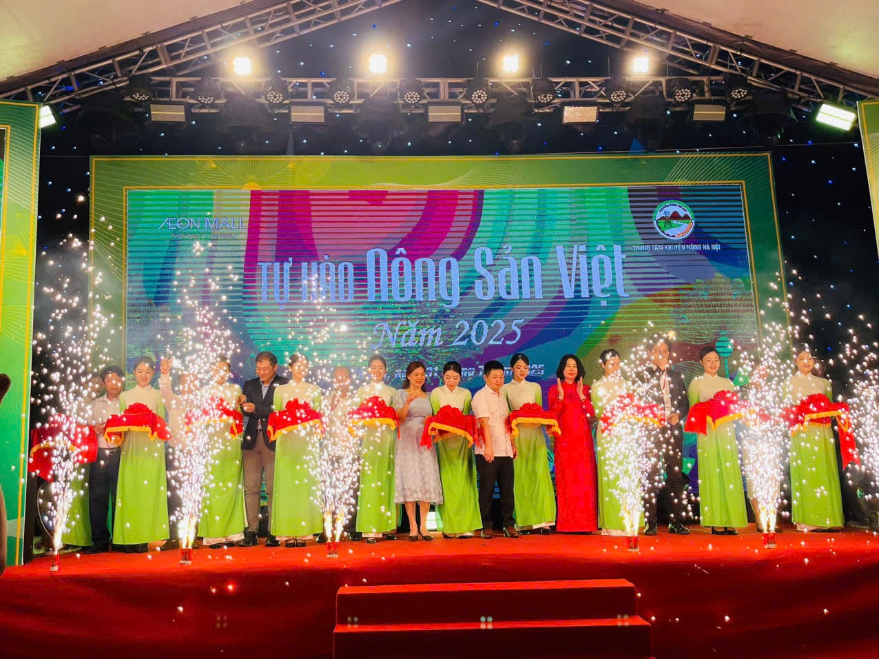 Các đại biểu cắt băng chương trình 'Tự hào nông sản Việt' năm 2025. Ảnh: Hương Giang