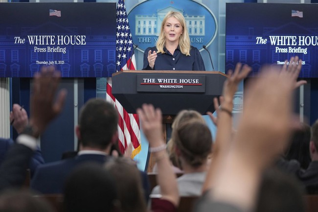 Thư ký báo chí Nhà Trắng Karoline Leavitt phát biểu tại họp báo ở Washington hôm 31-7. Ảnh: AP