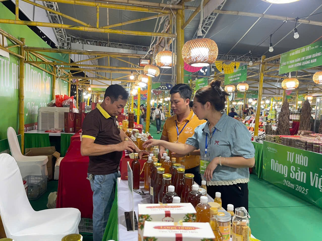Đông đảo du khách tham quan mua sắm tại chương trình 'Tự hào nông sản Việt' năm 2025 vào tối 31-7. Ảnh: Hương Giang