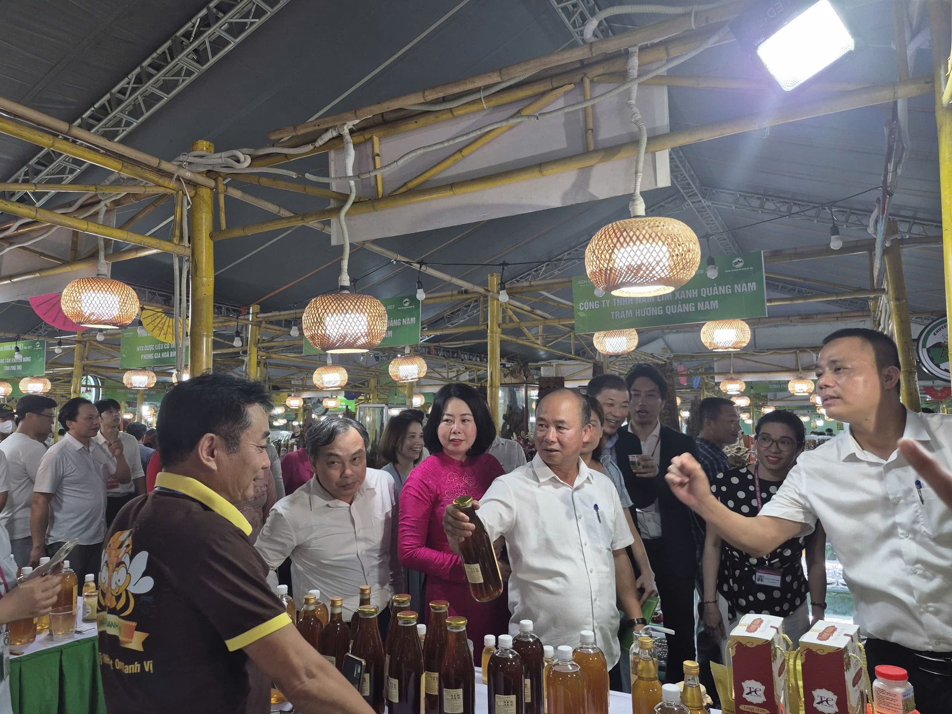 Các đại biểu tham quan gian hàng trưng bày, bán sản phẩm tại chương trình 'Tự hào nông sản Việt'. Ảnh: Hương Giang
