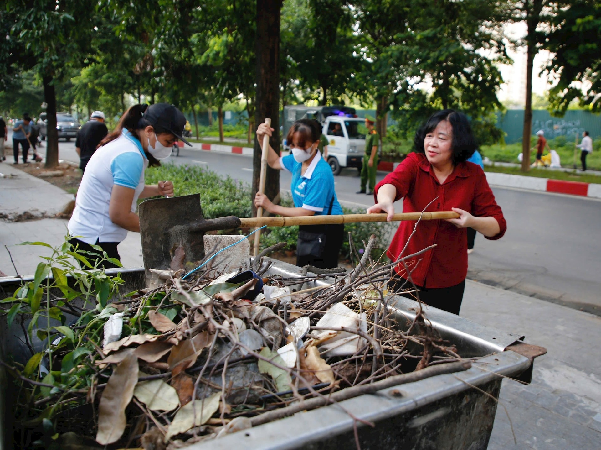  Bí thư Thành ủy Hà Nội Bùi Thị Minh Hoài tham gia thu gom rác cùng người dân Xuân Đỉnh. Ảnh: Viết Thành