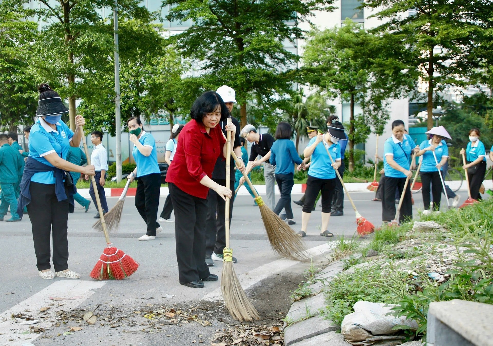  Bí thư Thành ủy Hà Nội Bùi Thị Minh Hoài tham gia quét dọn vệ sinh cùng người dân Xuân Đỉnh. Ảnh: Viết Thành