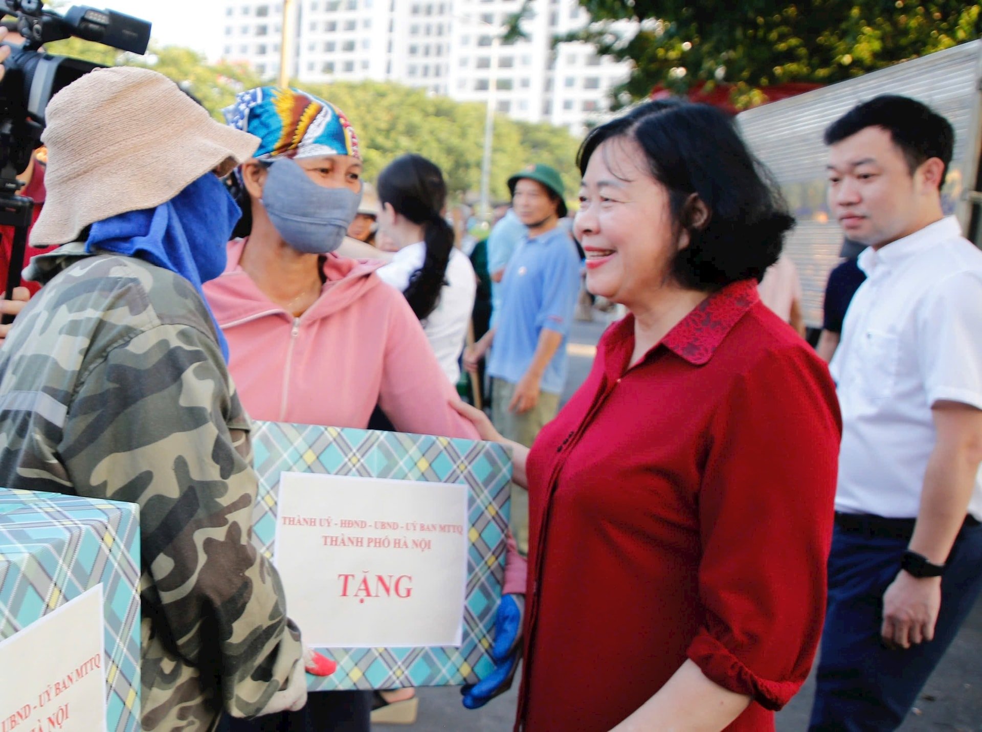  Bí thư Thành ủy Hà Nội Bùi Thị Minh Hoài trò chuyện với công nhân vệ sinh môi trường. Ảnh: Viết Thành