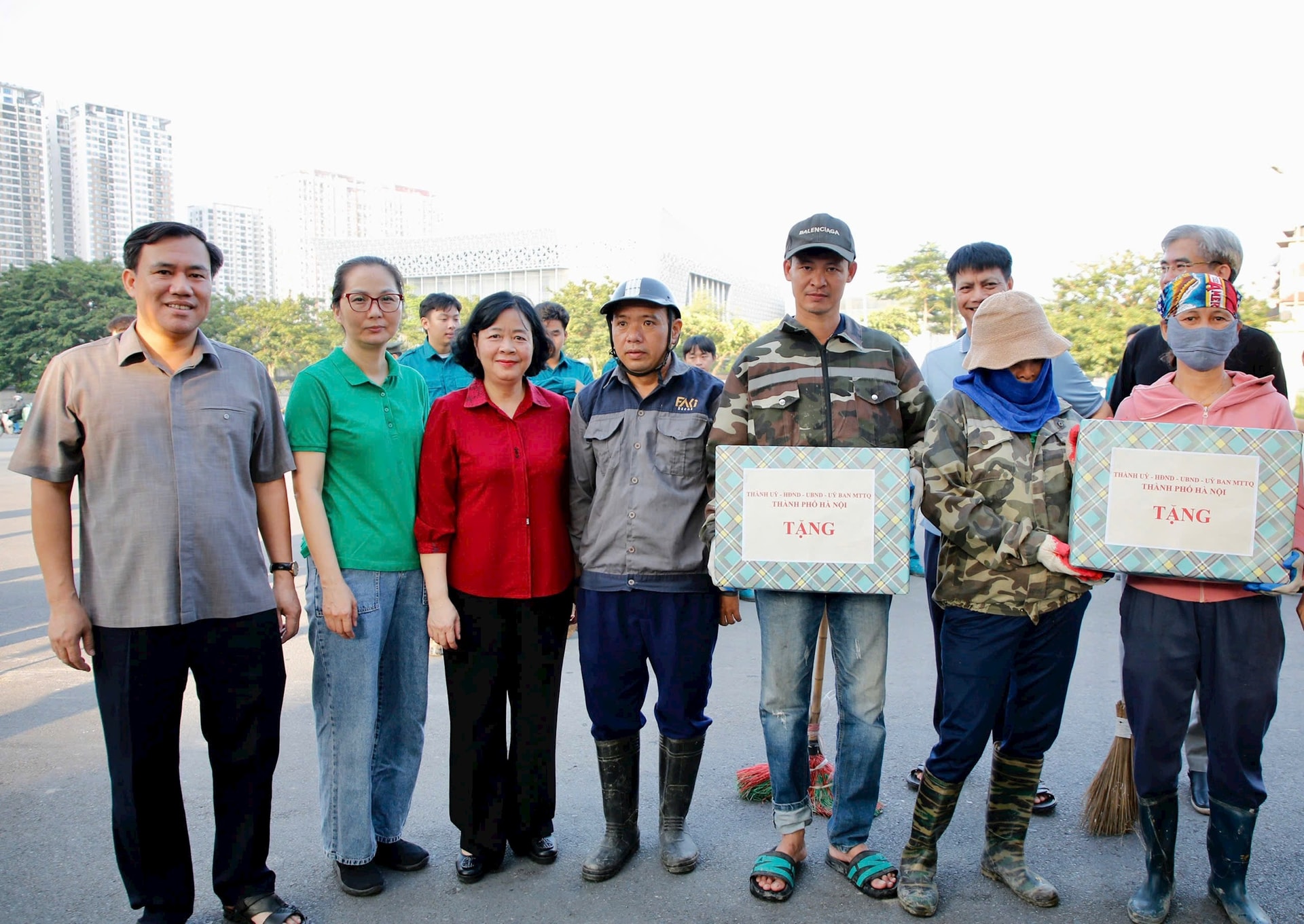  Bí thư Thành ủy Hà Nội Bùi Thị Minh Hoài tặng quà công nhân vệ sinh môi trường. Ảnh: Viết Thành