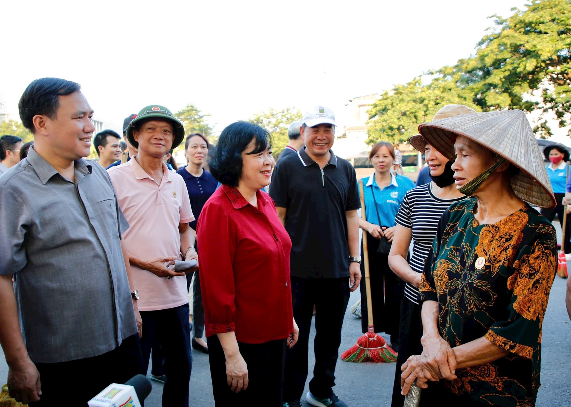  Bí thư Thành ủy Hà Nội Bùi Thị Minh Hoài trò chuyện động viên người dân phường Xuân Đỉnh. Ảnh: Viết Thành