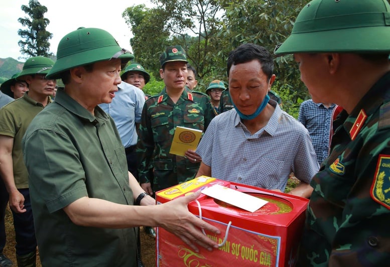  Phó Thủ tướng Trần Hồng Hà thăm hỏi, động viên người dân bản Háng Pú Xi, xã Xa Dung bị thiệt hại nặng nề do lũ quét, sạt lở đất - Ảnh: VGP/Minh Khôi
