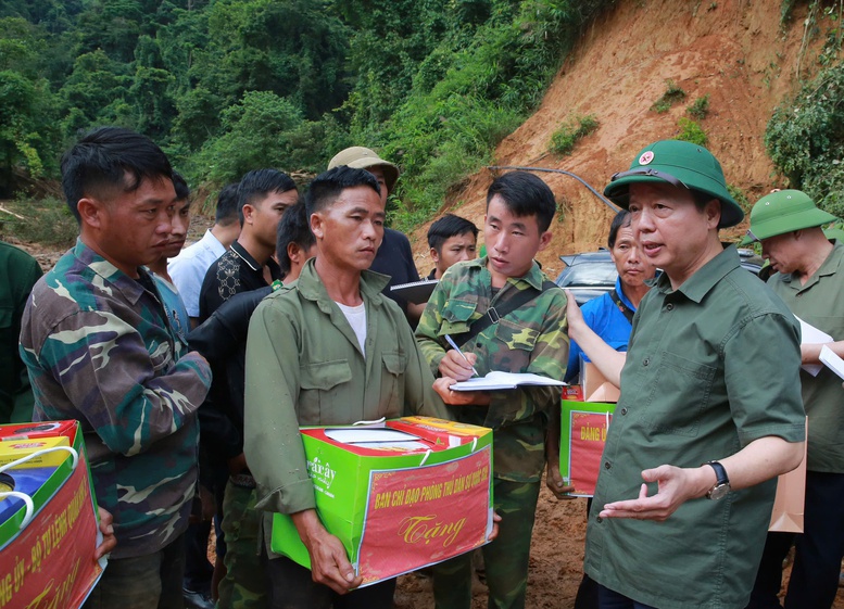  Phó Thủ tướng thăm hỏi, động viên người dân - Ảnh: VGP/Minh Khôi