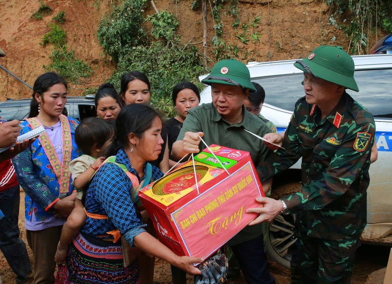  Phó Thủ tướng và đoàn công tác trao quà hỗ trợ người dân - Ảnh: VGP/Minh Khôi