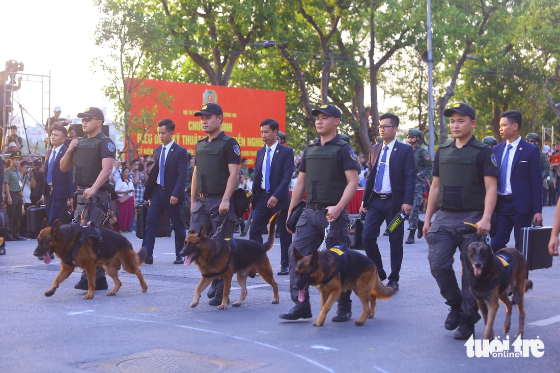  Sau khi tiêu diệt thành công nhóm khủng bố, đội đặc nhiệm sử dụng chó nghiệp vụ, các thiết bị kiểm tra an ninh, an toàn khu vực diễn ra vụ việc - Ảnh: DANH TRỌNG