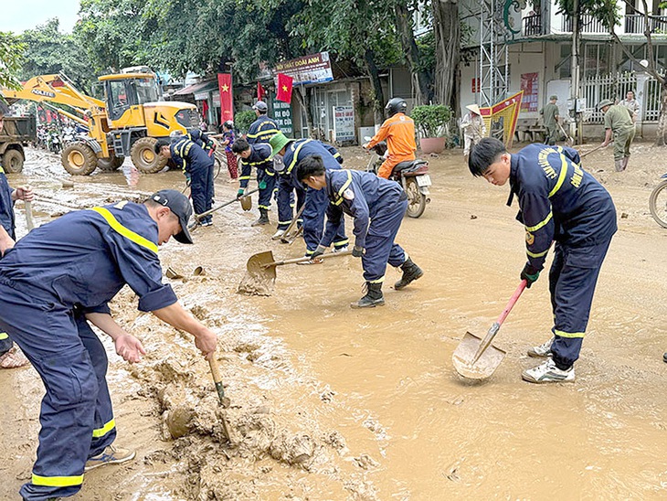  Cán bộ, chiến sĩ Công an tỉnh Sơn La triển khai dọn dẹp cảnh quan, môi trường giúp người dân sau lũ - Ảnh: CAO THIÊN
