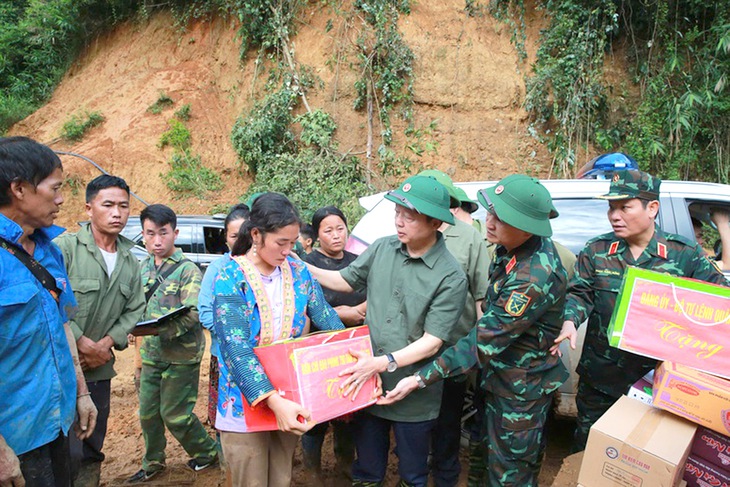  Phó thủ tướng Trần Hồng Hà và đoàn công tác trao quà hỗ trợ các hộ dân bị thiệt hại - Ảnh: VGP