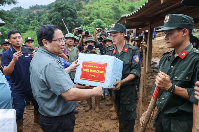  Thủ tướng tặng quà, động viên lực lượng cứu hộ, cứu nạn - Ảnh: VGP/Nhật Bắc