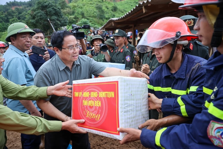  Thủ tướng tặng quà, động viên lực lượng cứu hộ - Ảnh: VGP/Nhật Bắc