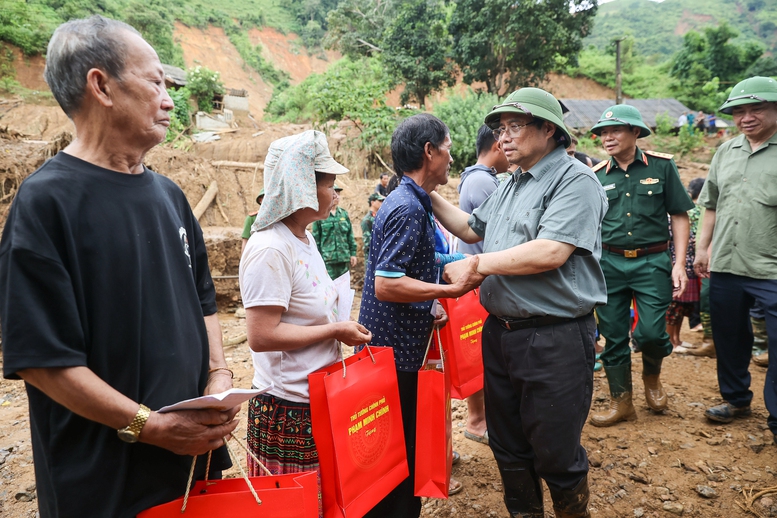  Thủ tướng tặng quà, động viên các gia đình bị thiệt hại do thiên tai - Ảnh: VGP/Nhật Bắc