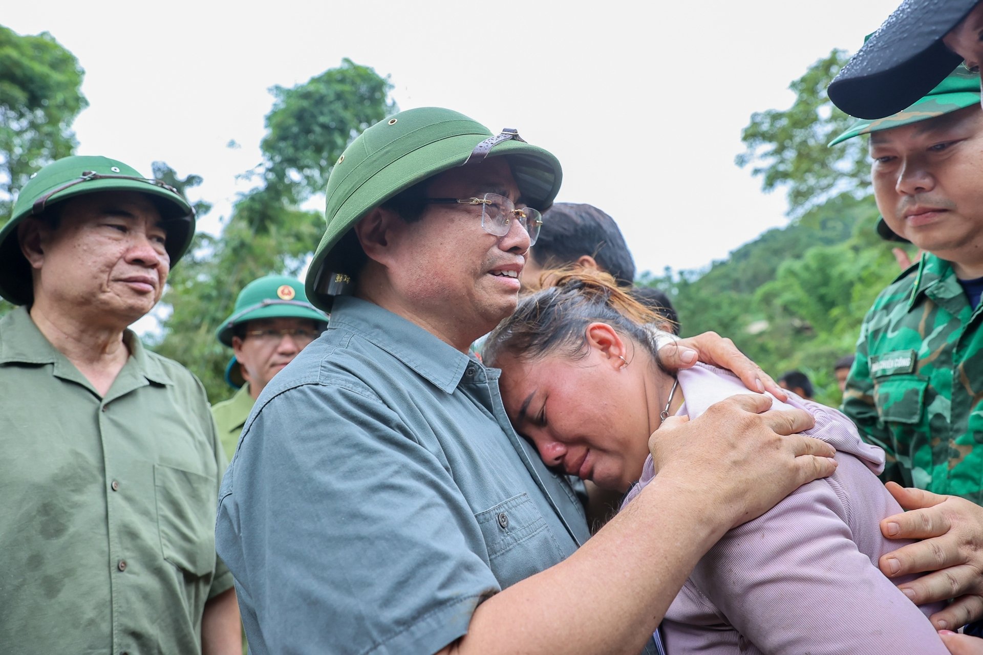  Thủ tướng Chính phủ Phạm Minh Chính chia buồn với một người dân có người thân bị thiệt mạng trong đợt lũ quét, sạt lở đất tại tỉnh Điện Biên, ngày 3/8. Ảnh: VGP