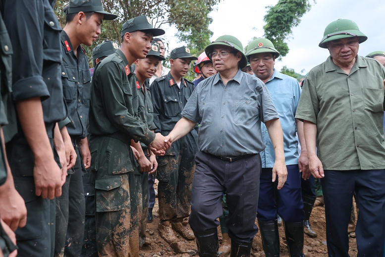  Thủ tướng động viên các lực lượng cứu hộ, cứu nạn - Ảnh: VGP/Nhật Bắc
