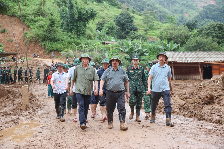  Thủ tướng Phạm Minh Chính tới hiện trường các xã thiệt hại nặng nề do mưa lũ, sạt lở đất tại tỉnh Điện Biên - Ảnh: VGP/Nhật Bắc