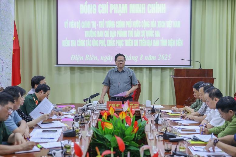  Thủ tướng Phạm Minh Chính chủ trì cuộc họp với các bộ ngành, địa phương về công tác tìm kiếm, cứu hộ, cứu nạn, khắc phục hậu quả thiên tai - Ảnh: VGP/Nhật Bắc