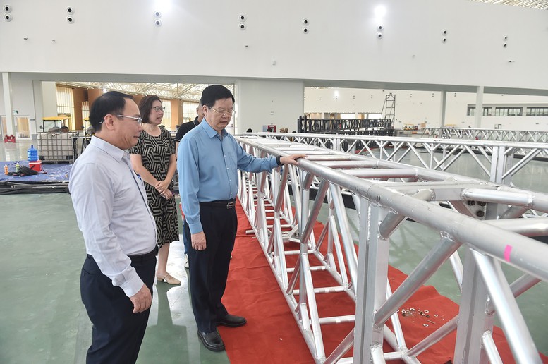  Phó Thủ tướng Mai Văn Chính kiểm tra công tác thi công khu vực Trung tâm trong nhà của Triển lãm - Ảnh: VGP/Giang Thanh
