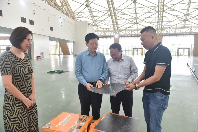  Phó Thủ tướng nghe báo cáo về vật liệu thi công - Ảnh: VGP/Giang Thanh