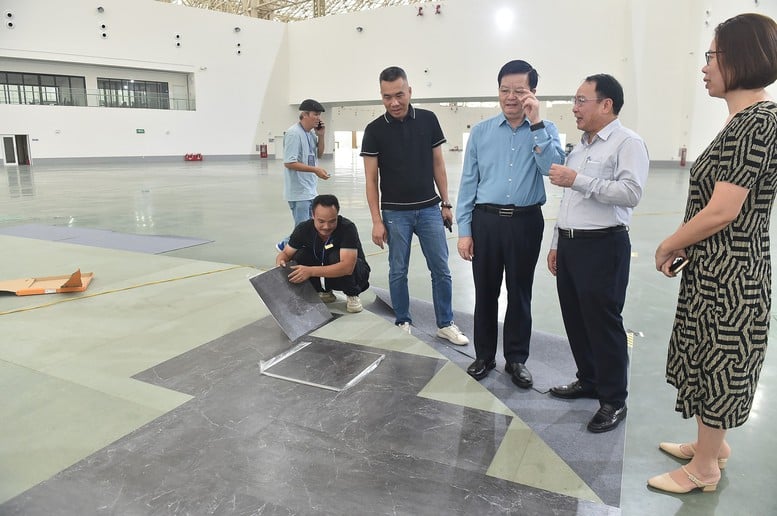  Phó Thủ tướng tại khu vực thi công của Đài Truyền hình Việt Nam - Ảnh: VGP/Giang Thanh