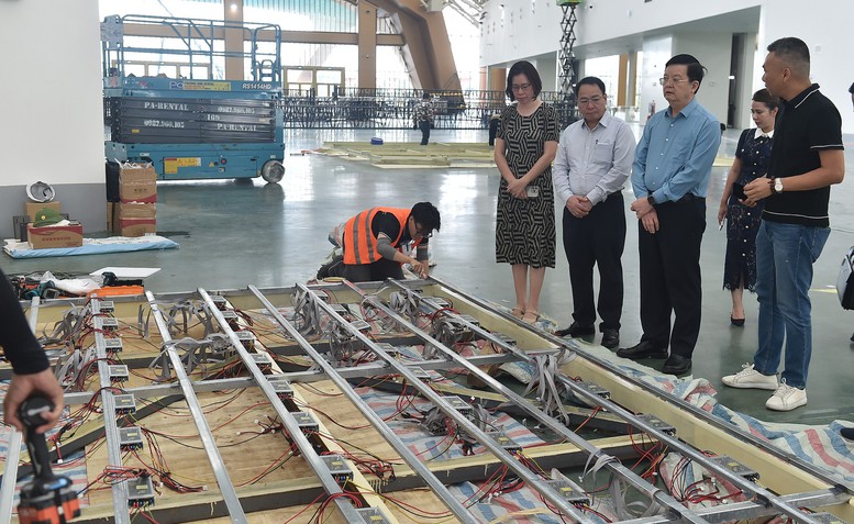  Phó Thủ tướng tại khu vực thi công lắp đặt đèn led tại khu vực trong nhà Triển lãm - Ảnh: VGP/Giang Thanh