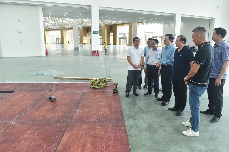  Phó Thủ tướng trao đổi tại khu vực thi công của tỉnh An Giang - Ảnh: VGP/Giang Thanh