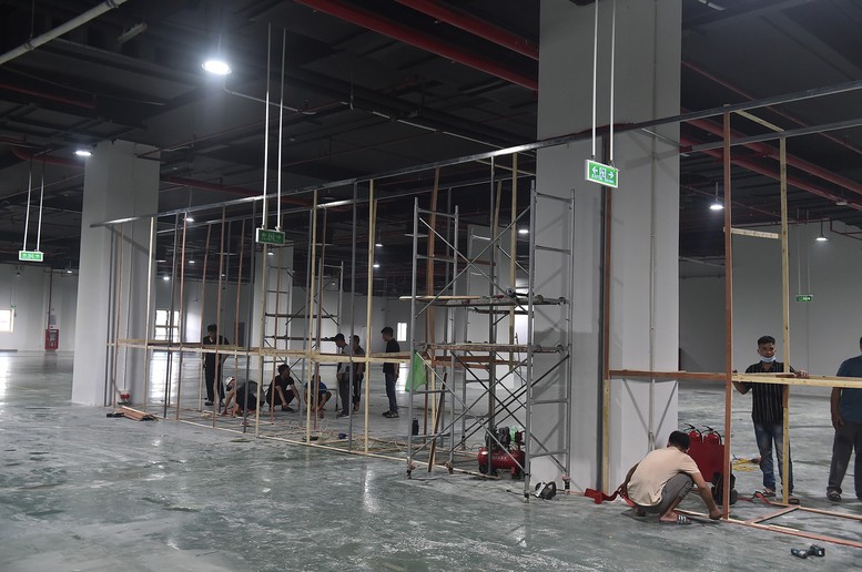  Các công nhân thi công tại Triển lãm - Ảnh: VGP/Giang Thanh