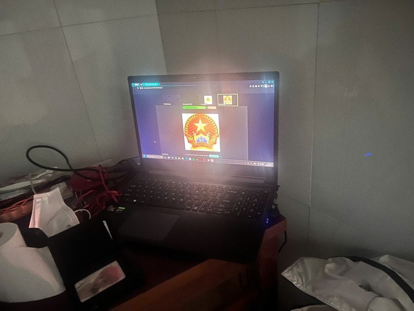  Các đối tượng lừa đảo điều hướng nam sinh qua Zoom - Ảnh: Kiến Văn (Báo Pháp luật TP.HCM)