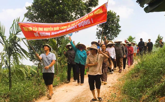 Cảnh người dân bất bình phản đối trại heo gây ô nhiễm môi trường