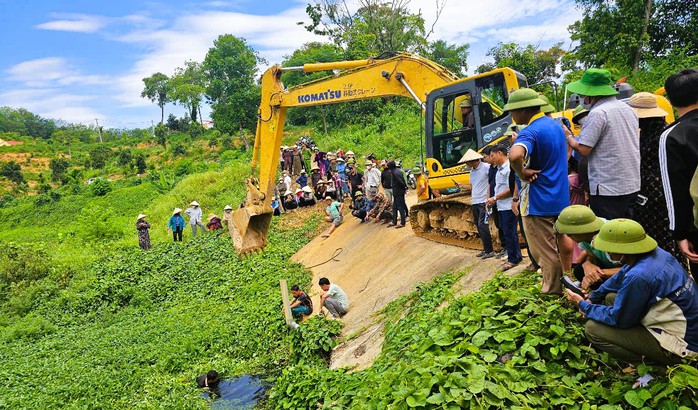  Hình ảnh lực công an kiểm tra khu vực đập Trà Bối, nơi trại heo cho lắp đường ống ngầm xả thải ra môi trường, hồi tháng 6-2025