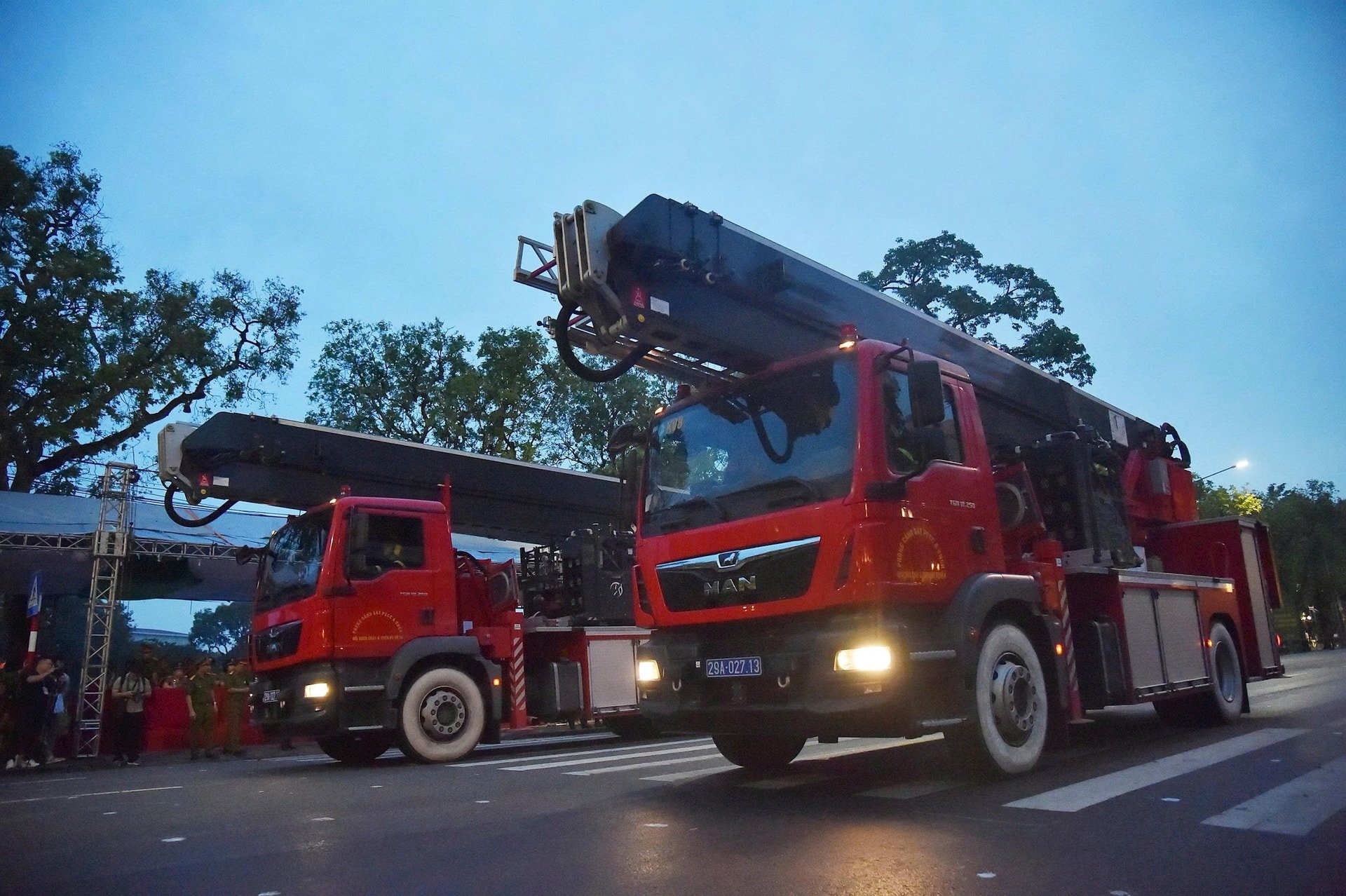  Xe thang hiện đại của Cảnh sát phòng cháy, chữa cháy và cứu nạn, cứu hộ Hà Nội có thể vươn cao phục vụ hiệu quả trong công tác chữa cháy, cứu nạn, cứu hộ nhà cao tầng của lực lượng chuyên nghiệp. Ảnh: MH