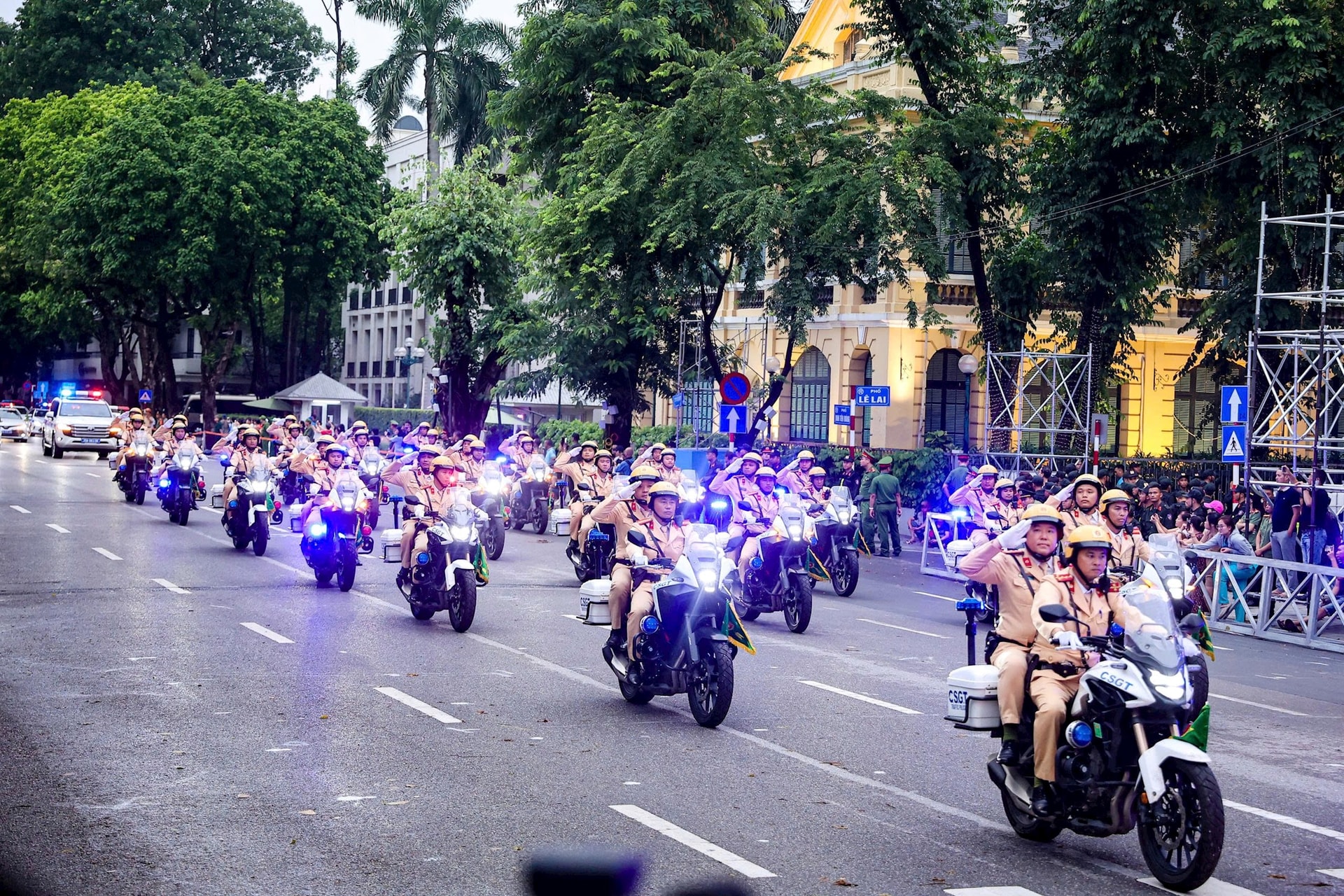  Xe mô tô phân khối lớn CB500, một trong những phương tiện hiện đại, có tính cơ động cao của Cảnh sát giao thông Hà Nội. Xe có khả năng vận hành linh hoạt trong nhiều điều kiện địa hình khác nhau, đặc biệt là tại khu vực nội đô đông đúc. Ảnh: MH