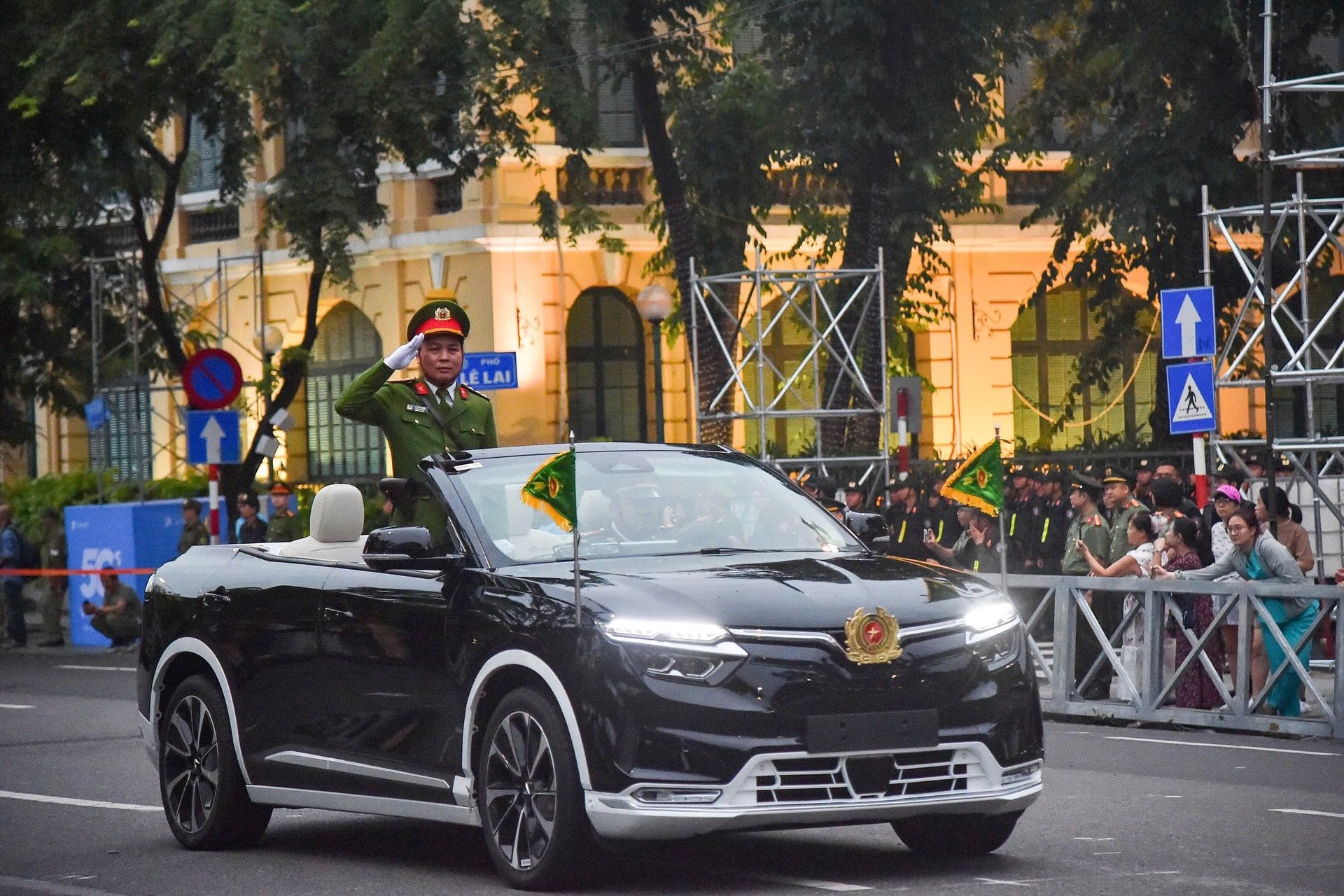 Đại tá Lê Văn Tuân, Phó Giám đốc Công an thành phố Hà Nội dẫn đầu đoàn diễu hành trên xe chỉ huy mui trần. Ảnh: MH