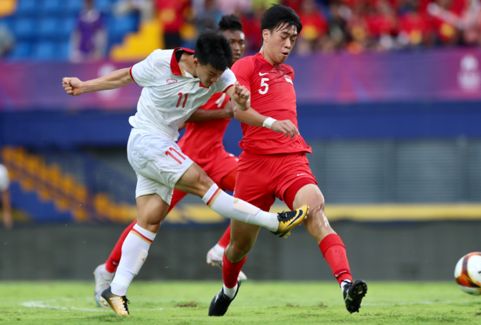  U22 Singapore (áo đỏ) trong trận thua U22 Việt Nam