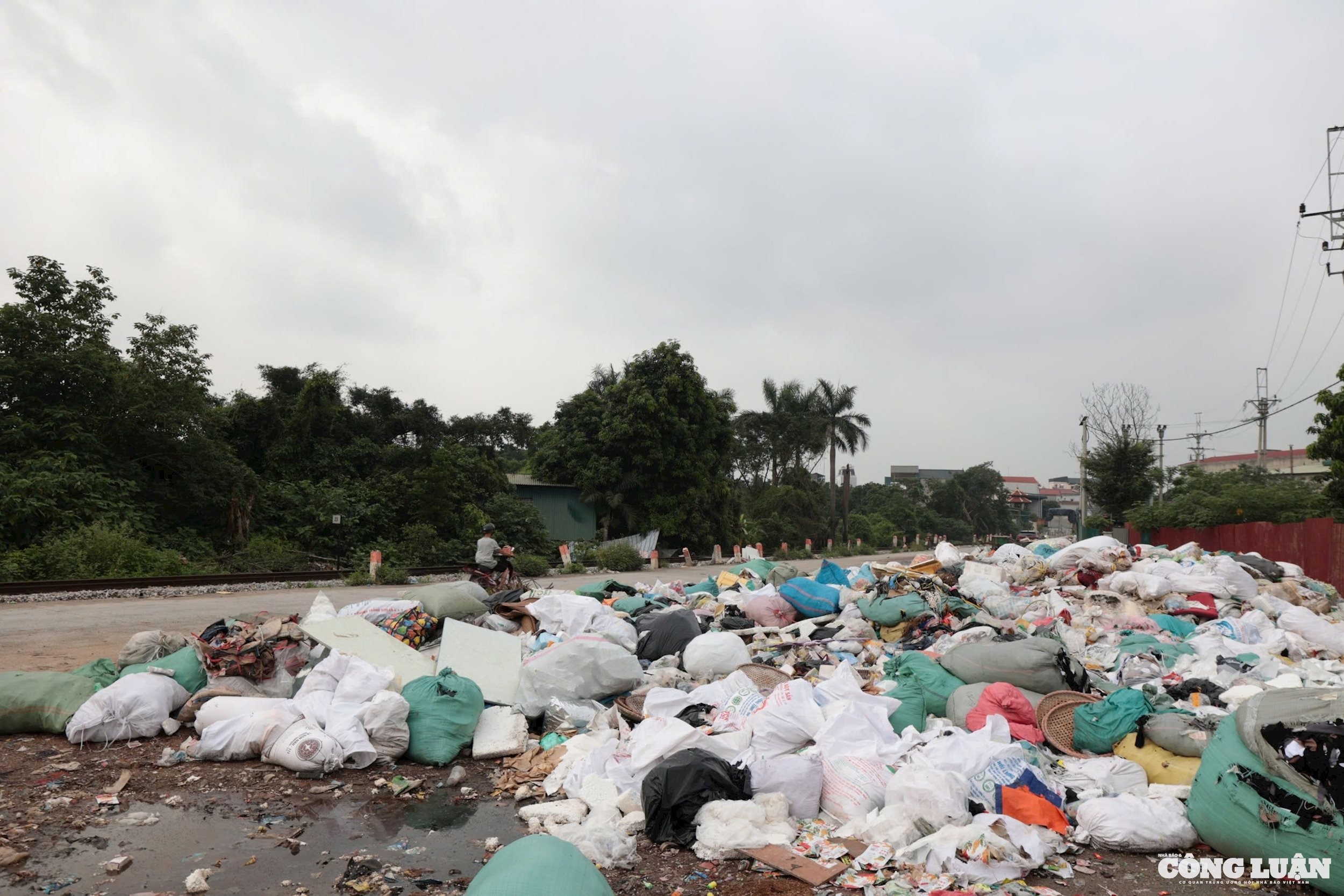  Hà Nội ra công yêu cầu các sở, ngành vào cuộc quyết liệt để đảm bảo trật tự đô thị, vệ sinh môi trường. Ảnh: Quang Hùng