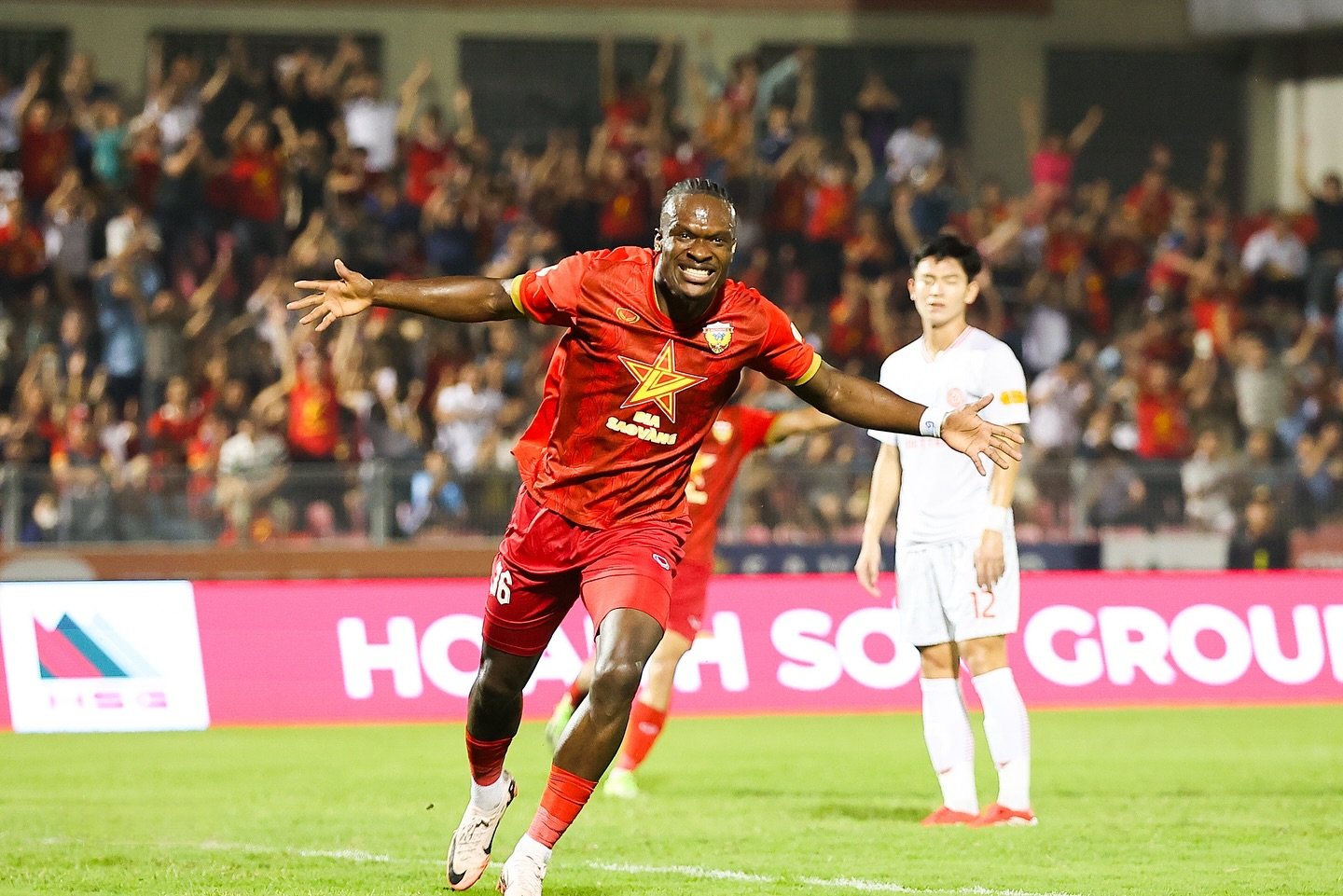  Noel Mbo là 1 tiền đạo chất lượng tại V.League: Ảnh FBNV