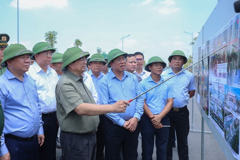  Thủ tướng khảo sát hướng tuyến xây dựng tuyến đường sắt Lào Cai – Hà Nội – Hải Phòng đoạn qua tỉnh Phú Thọ - Ảnh: VGP/Nhật Bắc