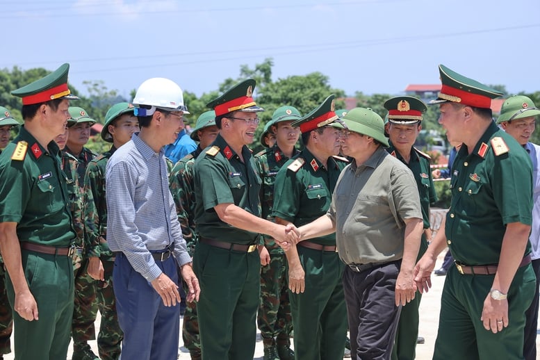  Thủ tướng Phạm Minh Chính kiểm tra tiến độ dự án cầu Phong Châu - Ảnh: VGP/Nhật Bắc