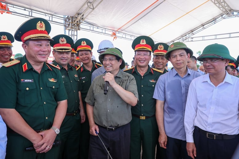  Thủ tướng trao đổi với các đơn vị liên quan khi kiểm tra tiến độ dự án cầu Phong Châu - Ảnh: VGP/Nhật Bắc