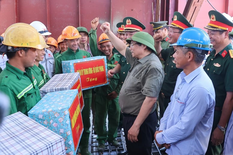  Thủ tướng Phạm Minh Chính tặng quà, động viên đội ngũ cán bộ, kỹ sư, công nhân đang thi công cầu Phong Châu mới trên địa bàn tỉnh Phú Thọ - Ảnh: VGP/Nhật Bắc