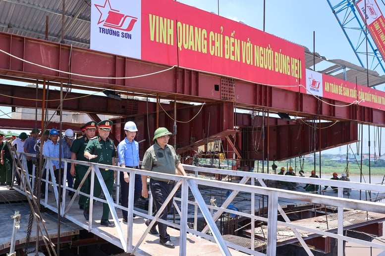  Thủ tướng Phạm Minh Chính kiểm tra thực địa dự án - Ảnh: VGP/Nhật Bắc