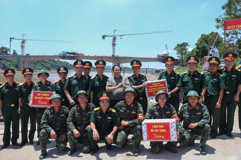  Thủ tướng tặng quà động viên cán bộ, chiến sĩ Lữ đoàn 249, Binh chủng Công binh (Bộ Quốc phòng) – Ảnh: VGP/Nhật Bắc