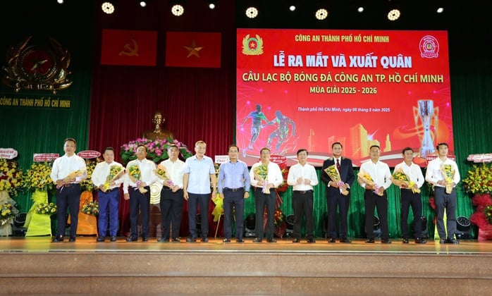  Đồng chí Nguyễn Văn Được trao tặng hoa cho ban lãnh đạo CLB Công an TP HCM