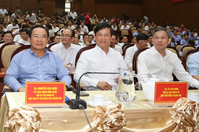  Chủ tịch UBND TP HCM Nguyễn Văn Được (trái) tham dự buổi lễ xuất quân mùa giải 2025-2026 của CLB Công an TP HCM